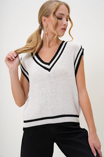 Trend Alaçatı Stili Women's Cream V-Neck Stripe Detailed Knitwear Sweater Alc-X13193