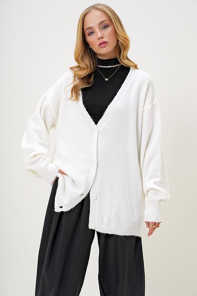 Trend Alaçatı Stili Women's Ecru V-Neck Buttoned Front Oversize Winter Knitwear Cardigan Alc-X13212