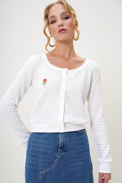 Trend Alaçatı Stili Bluză albă cu nasturi din țesătură Seersucker, cu decolteu, cu flori ALC-X13202