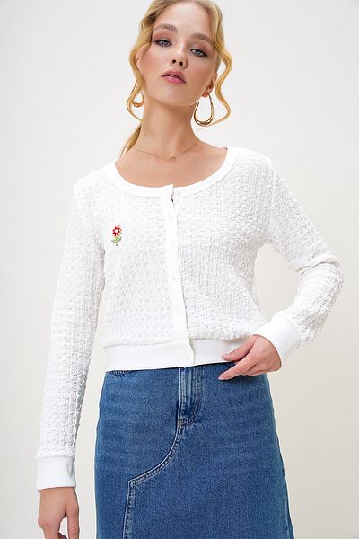 Trend Alaçatı Stili Bluză albă cu nasturi din țesătură Seersucker, cu decolteu, cu flori ALC-X13202