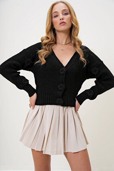 Trend Alaçatı Stili Women's Black V-Neck Rose Button Detailed Winter Knitwear...