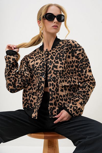 Trend Alaçatı Stili Leopárdmintás női Crop dzseki - pattintható záródású, dupla zsebes, magasított ALC-X10940