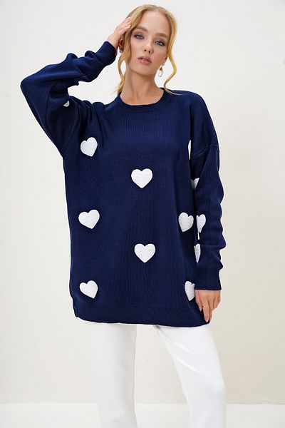 Trend Alaçatı Stili Damski granatowy sweter z okrągłym dekoltem i haftowanym sercem, oversize, dzianinowy sweter Alc-X12992