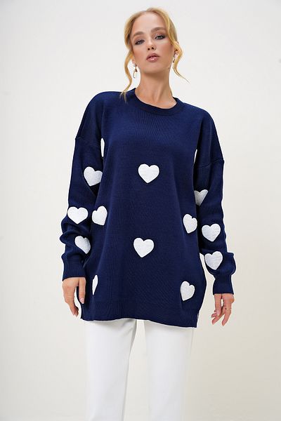 Trend Alaçatı Stili Damski granatowy sweter z okrągłym dekoltem i haftowanym sercem, oversize, dzianinowy sweter Alc-X12992