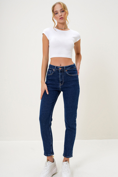Trend Alaçatı Stili Női sötétkék magas derekú Mom Jean ALC-X13171