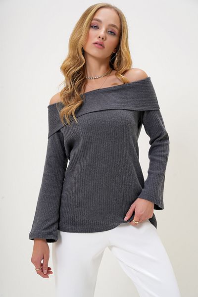 Trend Alaçatı Stili Anthrazitfarbene Damenbluse mit Madonna-Kragen und Interlock-Stoff ALC-X13117
