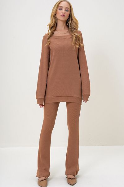 Trend Alaçatı Stili Set aus übergroßer Bluse in Kamelfarbe und Hose mit spanischem Bein – U-Boot-Ausschnitt ALC-X13059