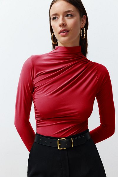 Trendyol Collection Piros ráncos, négyzet alakú nyakú, testhezálló, rugalmas kötött blúz TWOSS24BZ00487