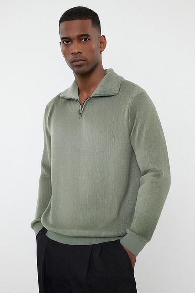 Trendyol Collection Khakifarbener Strickpullover mit halbem Rollkragen – schmale Passform, strukturiert TMNAW25KZ00036