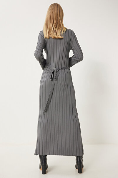 Happiness İstanbul Γυναικείο φόρεμα με μακρύ πλεκτό με σκούρο γκρι ζωνάρι Kİ00108