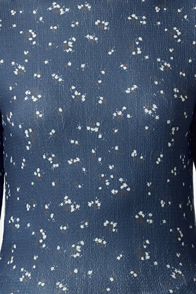 Trendyol Collection Flexibilní zavinovací halenka s indigovým potiskem s texturou – TWOAW25BZ00111