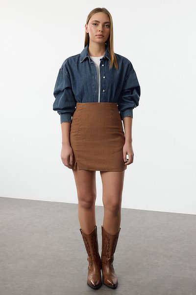 Trendyol Collection Кафява кадифена тъкана пола с цепка с мини дължина Twoaw25Et00159