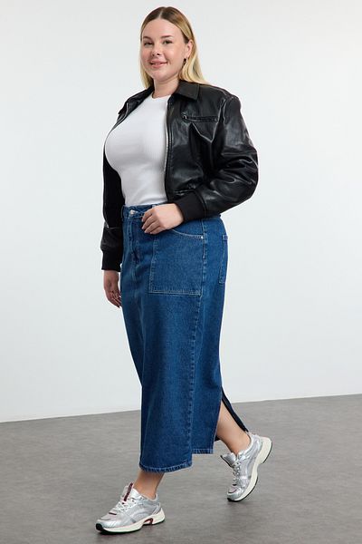 Trendyol Curve تنورة جينز متوسطة الطول بتفاصيل جيب كبيرة الحجم باللون الأزرق TBBAW25AZ00025