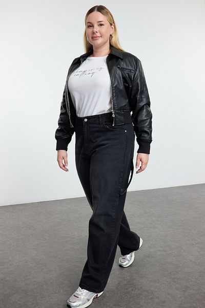 Trendyol Curve Schwarze High-Waist-Rohrbein-Jeans in Übergröße TBBAW25CJ00034
