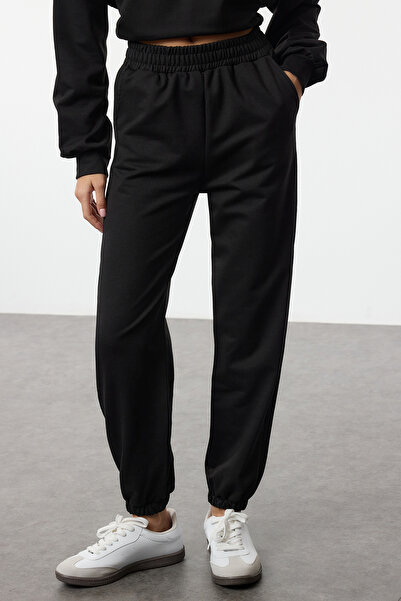 Trendyol Collection Schwarzer gestrickter Trainingsanzug TWOAW25EM00017