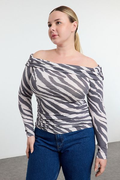 Trendyol Curve Ecru-szürke mintás Carmen gallér viszkóz kötött nagy méretű blúz TBBAW25AF00020