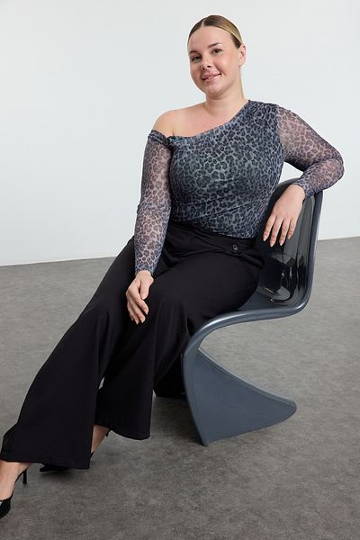 Trendyol Curve Graue, mit Tüll gefütterte, gestrickte Plus-Size-Bluse mit Leopardenmuster – asymmetrischer Ausschnitt TBBSS24AF00025