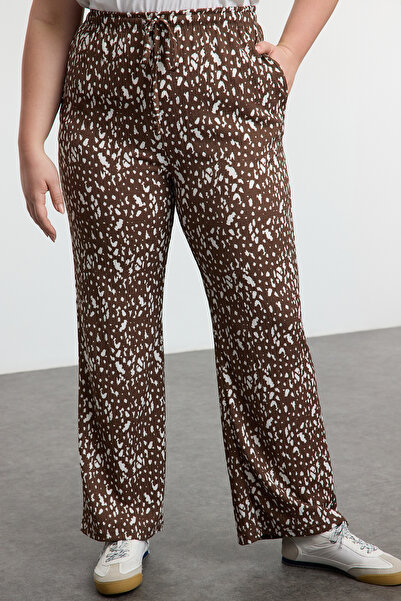 Trendyol Curve Φαρδύ παντελόνι με καφέ στάμπα σε μεγάλο μέγεθος - πλεκτό τυλιγμένο TBBAW25AR00017