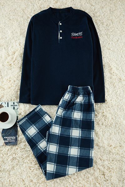 Trendyol Collection Marineblau kariertes Pyjama-Set aus Fleece mit weicher Textur – TMNAW25PT00057