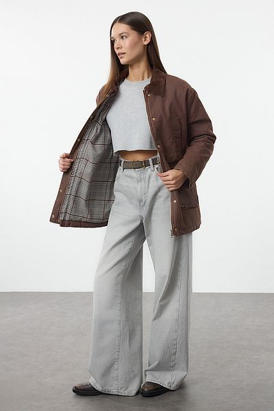 Trendyol Collection Samt kariert gefüttert - Brauner Jackenmantel mit normaler Passform und Gabardine-Kragen TWOAW25MO00312