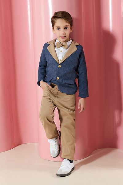 TRENDYOLKIDS 3-teiliges Set aus beigefarbener Baumwolle für Jungen – Hemden, Jacken und Hosen mit Fliege TKDAW25AU00143