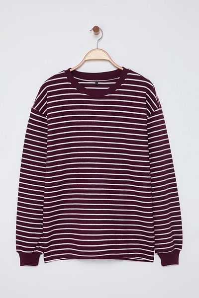 Trendyol Collection Weiches, strukturiertes, weinrotes Oversize-Sweatshirt – TMNAW25SW00169