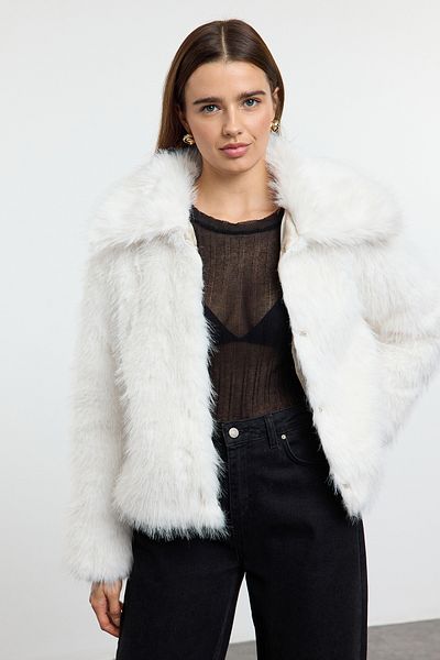 Trendyol Collection Bílý kožich Regular Fit Twoaw25Mo00314