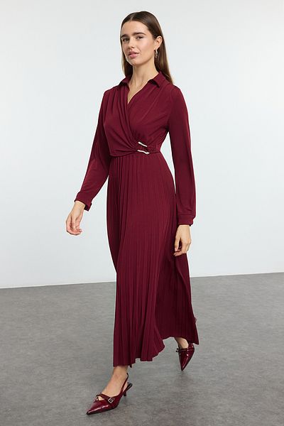 Trendyol Modest Burgunderrotes Strickkleid mit zweireihigem Ausschnitt und plissiertem Accessoire-Detail TCTAW25EB00138