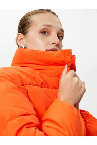 Koton Kurze Pufferjacke mit Stehkragen, großer Tasche und Druckknopfverschluss