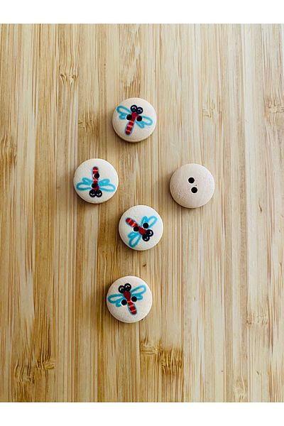 Kartopu Patterned Natural Wood Button 15mm. Pack of 5. Bee.