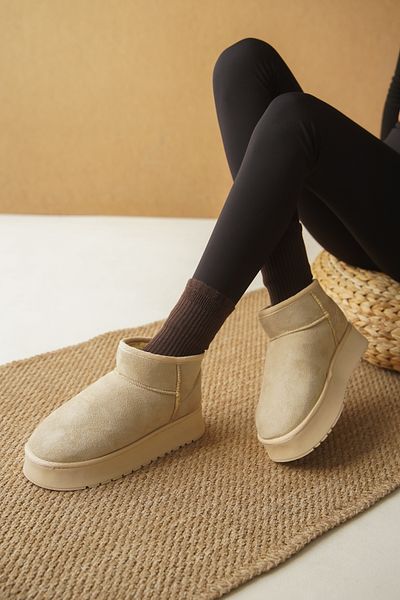 Capone Outfitters Beigefarbene Wildleder-Stiefeletten mit dicker Sohle und runder Zehenpartie