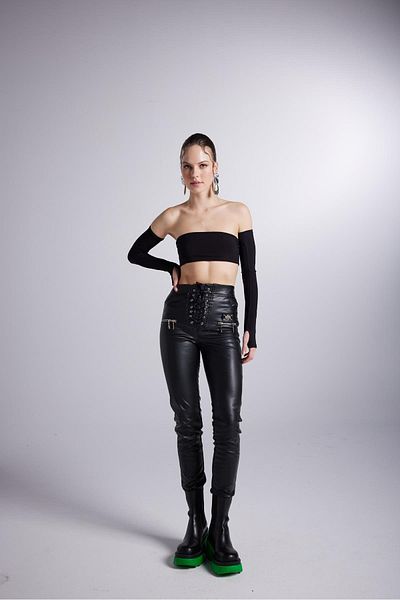 HOLLY LOLLY Ösen, detaillierte Reißverschlusssäume, erhöhte Rebel-Hose aus veganem Leder, Schwarz