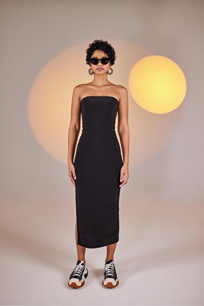 HOLLY LOLLY Černé šaty Midi Bodycorn bez ramínek - detail rozparku