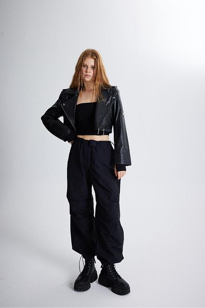 HOLLY LOLLY Elastische Fallschirmhose mit verstellbarer Taille und Beinen in Schwarz