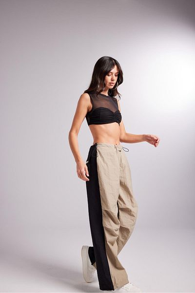 HOLLY LOLLY Zweifarbige zweifarbige Fallschirmhose mit verstellbarem elastischem Bund und Beinen in Beige