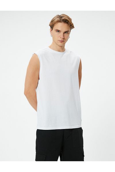 Koton Ärmelloses Basic-T-Shirt mit Rundhalsausschnitt – ausgehöhlte Ärmel und Etikettendetail
