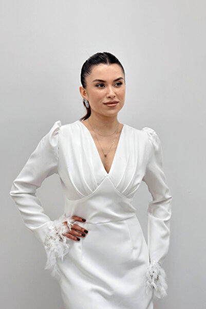 giyimmasalı Βραδινό φόρεμα με μολύβι με διπλό ύφασμα V λαιμόκοψη με λεπτομέρεια από πούπουλα - ΛΕΥΚΟ