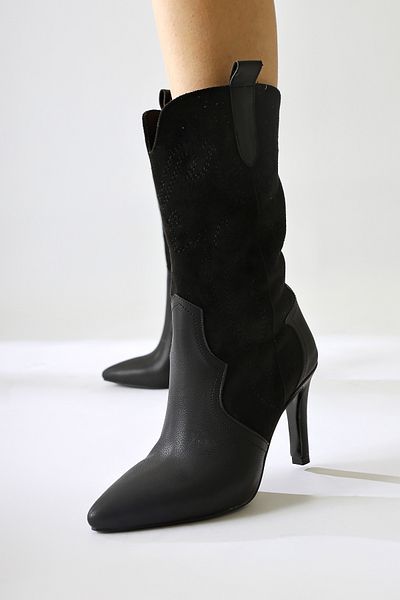 Limoya Abigael Black Suede Leather Λεπτομερή κεντημένα γυναικεία μποτάκια με λεπτό τακούνι, γυναικεία μποτάκια
