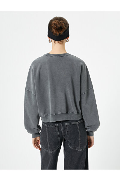 Koton Φούτερ με λαιμόκοψη με τρεις κλωστές - Ξεθωριασμένο εφέ, τυπική εφαρμογή