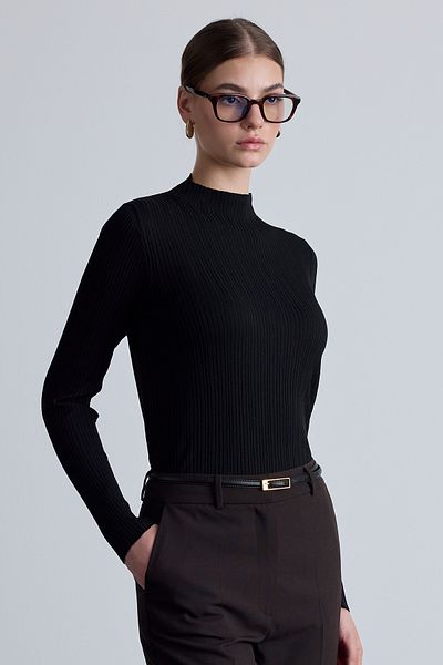 Manuka Schwarze Strickbluse mit hohem Kragen