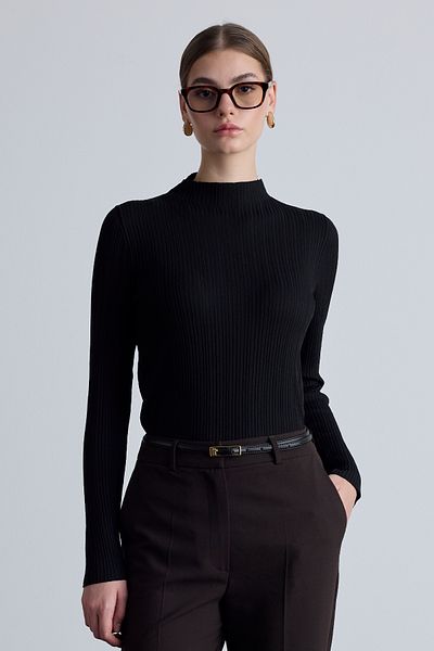 Manuka Schwarze Strickbluse mit hohem Kragen