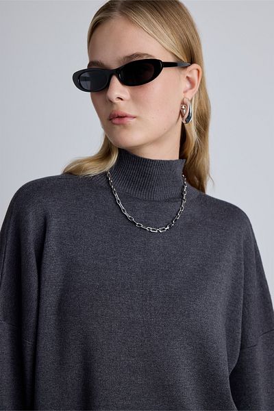 Manuka Anthrazitfarbener Oversize-Pullover mit hohem Kragen