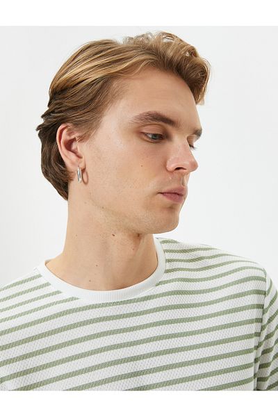 Koton Βασικό T-Shirt με ανάγλυφη λαιμόκοψη με κοντό μανίκι Slim Fit