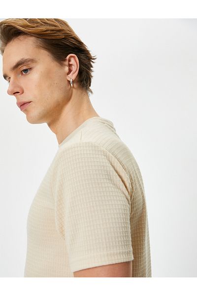 Koton Slim Fit T-Shirt με λαιμόκοψη με κοντό μανίκι με υφή