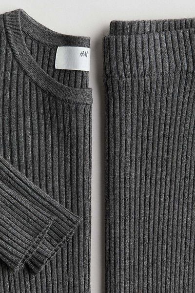 H&M طقم مكون من قطعتين من بلوزة وتنورة محبوكة