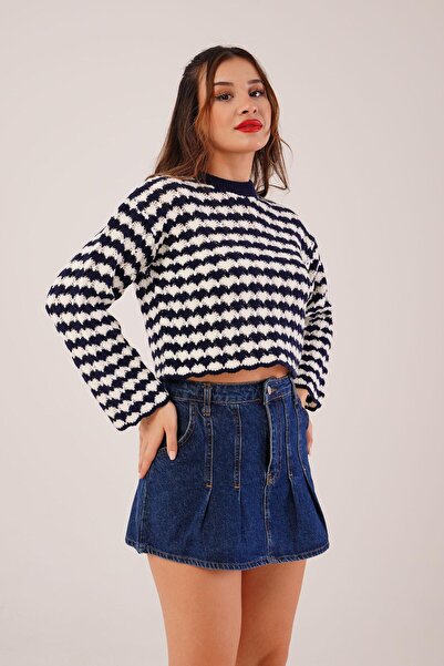 Hipo Trend Ажурний двоколірний трикотажний короткий светр синього кольору