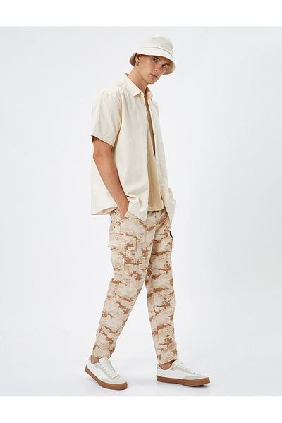 Koton Cargohose mit Tarnung, bedruckter Tasche, detaillierter Spitzentaille