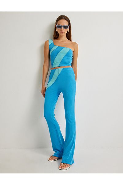Koton Şahika Ercümen – One-Shoulder-Top aus farblich kontrastierender, bauchfreier Viskose