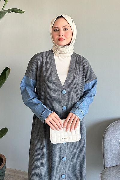 InStyle سترة تريكو رمادية بأكمام من الدنيم