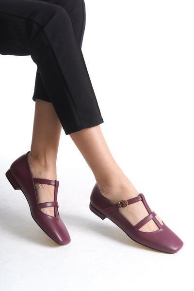 VONJE حذاء باليرينا نسائي باللون العنابي من BERRY